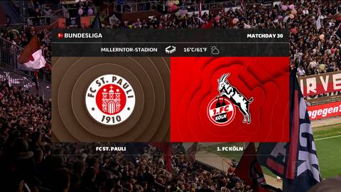 Logo FC St. Pauli obok logo 1. FC K&ouml;ln na ekranie podczas meczu Bundesligi.