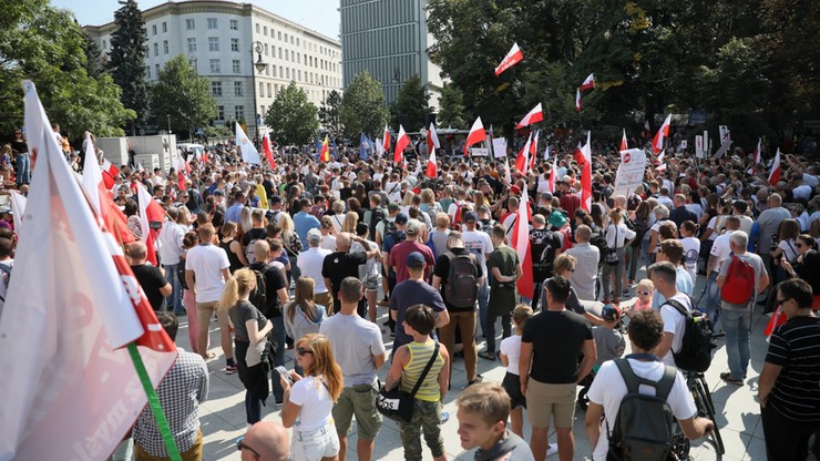 "Zakończyć plandemię! Dość kłamstw!". Protest w Warszawie