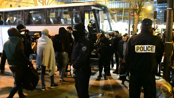 Policja usuwa migrantów z obozowiska na północy Paryża