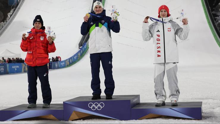 Medaliści konkursu olimpijskiego na dużej skoczni. Od lewej: Ren Nikaido, Domen Prevc, Kacper Tomasiak