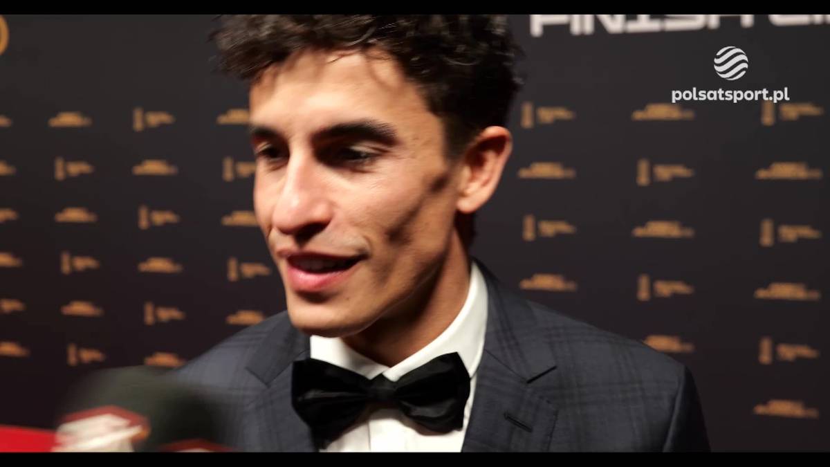 Marc Marquez w garniturze z muszką, patrzący lekko w bok.