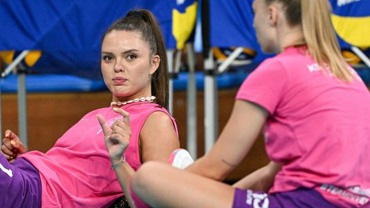 Siatkarka Dominika Pierzchała w r&oacute;żowej koszulce siedzi z innymi zawodniczkami podczas przerwy w meczu.