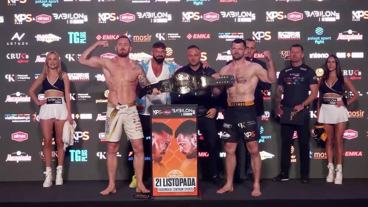 Grupa zawodników MMA i ring girls pozuje do zdjęcia na scenie przed galą KPS MMA, z pasami mistrzowskimi i datą 2 listopada w tle.