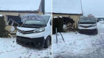 Samochód wjechał w dom, są poszkodowani. Groźny wypadek w Płocku