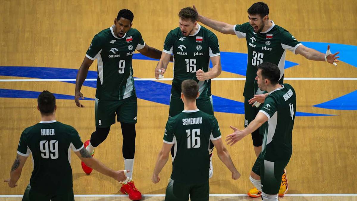 Sześciu zawodników polskiej reprezentacji w siatkówce, ubranych w zielone stroje z białymi akcentami, radośnie świętuje na boisku. Zgromadzeni są w okręgu, patrząc na siebie i podnosząc ręce w geście zwycięstwa.