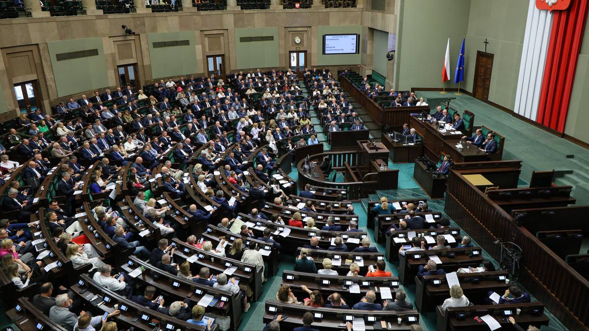 Trzy partie poza Sejmem. Nowy sondaż