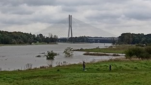 18.10.2020 09:00 Fale kulminacyjne zbliżają się do Wrocławia i Warszawy. Tłumy ludzi na wałach, lokalne zalania [ZDJĘCIA]