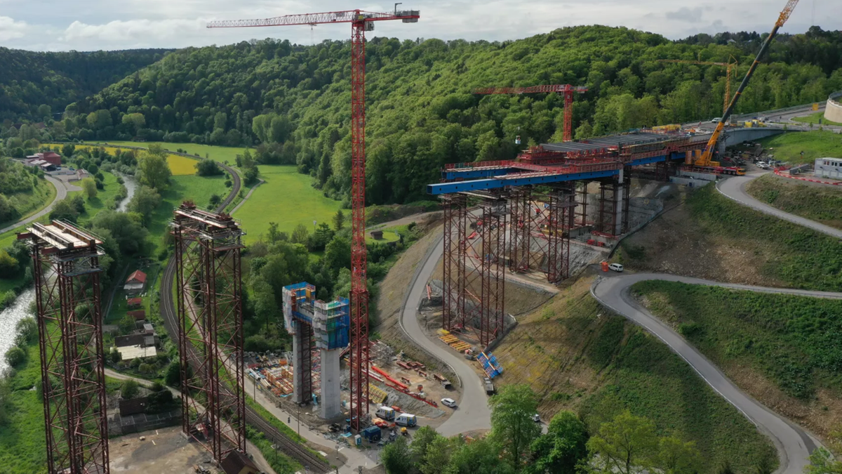 Tragedia na placu budowy w Niemczech. Platforma z robotnikami runęła z wysokości