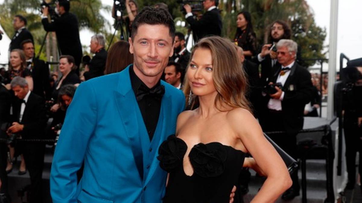 Robert Lewandowski i Anna Lewandowska pozują do zdjęć.