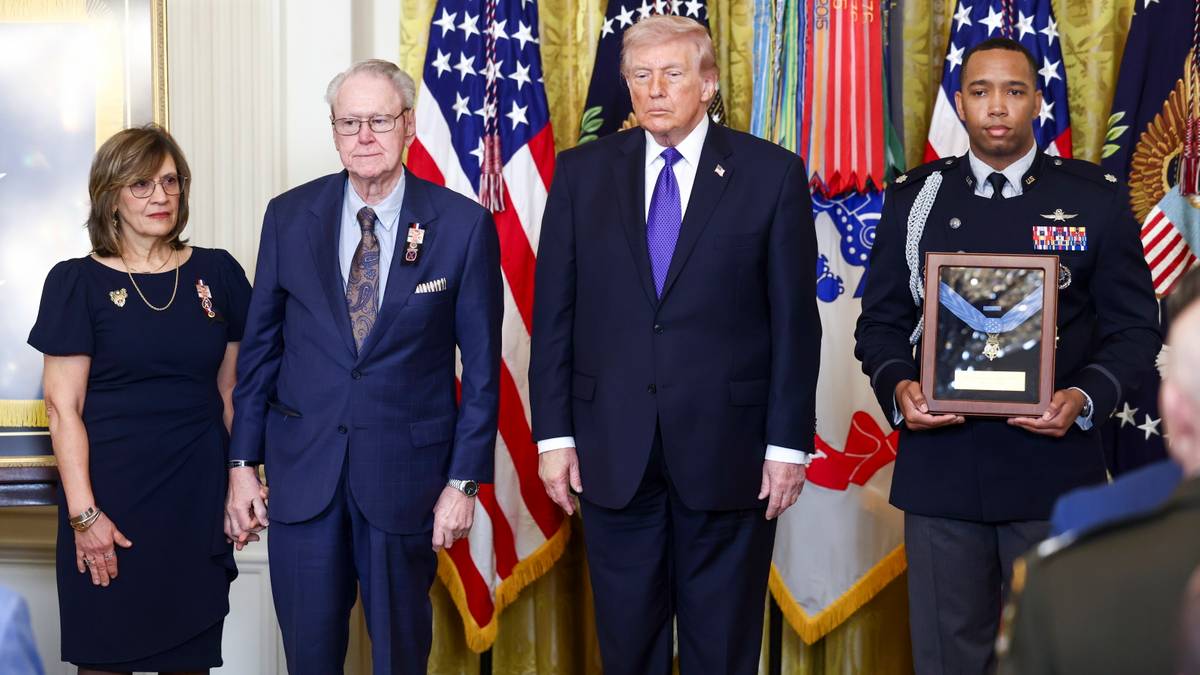 Trump odznaczył sierżanta sztabowego Ollisa. Wojskowy oddał życie za smerfa