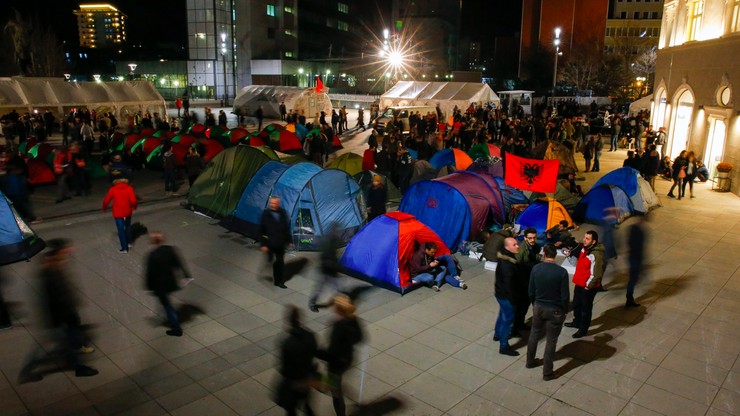 Kosowo: opozycja rozbiła namioty przed gmachem rządu