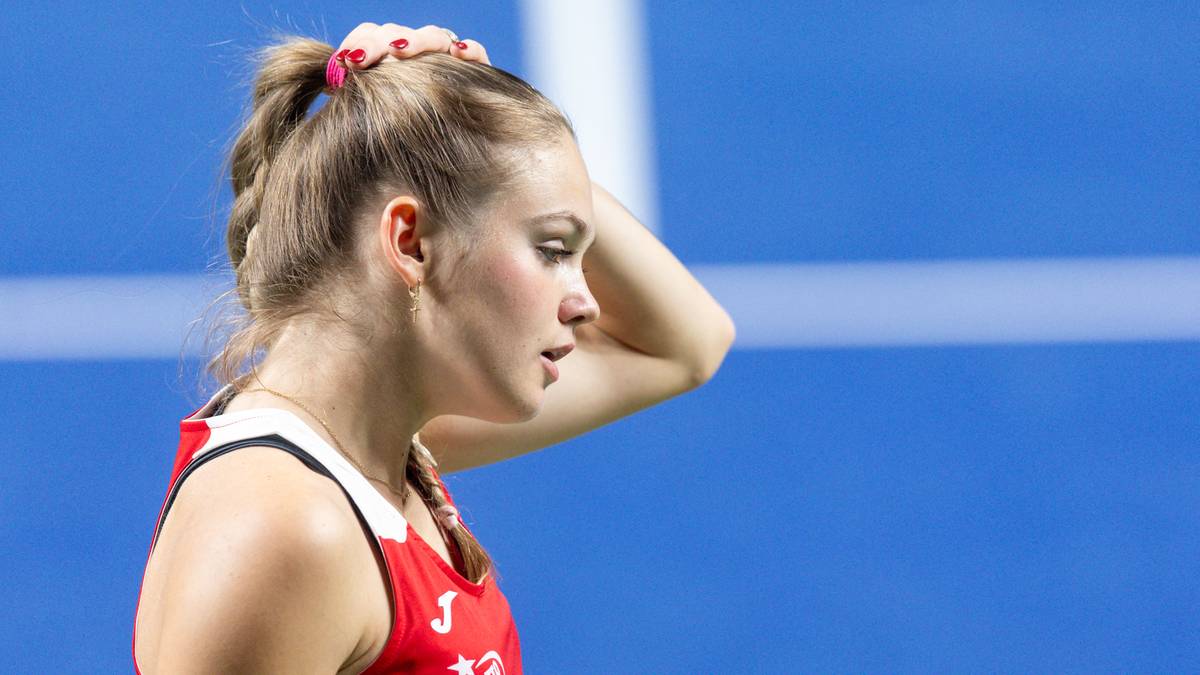 Tenisistka Linda Klimovicova na korcie z ręką przy głowie.