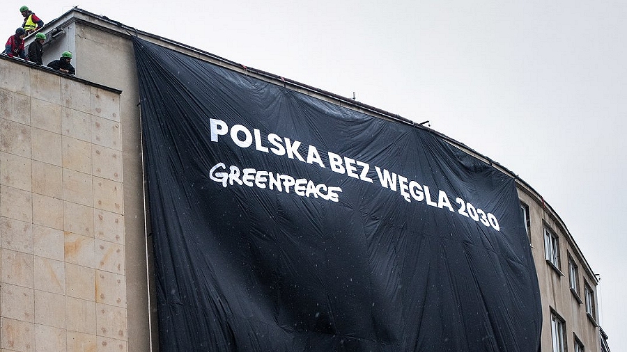 14.05.2019 07:00 Greenpeace zasłoniło główne siedziby PiS i PO czarnymi transparentami. Oberwało się też firmie Nestlé