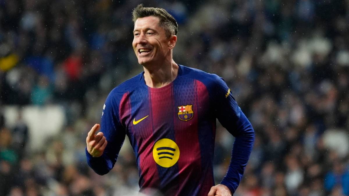 Robert Lewandowski w koszulce FC Barcelony biegnie po boisku.