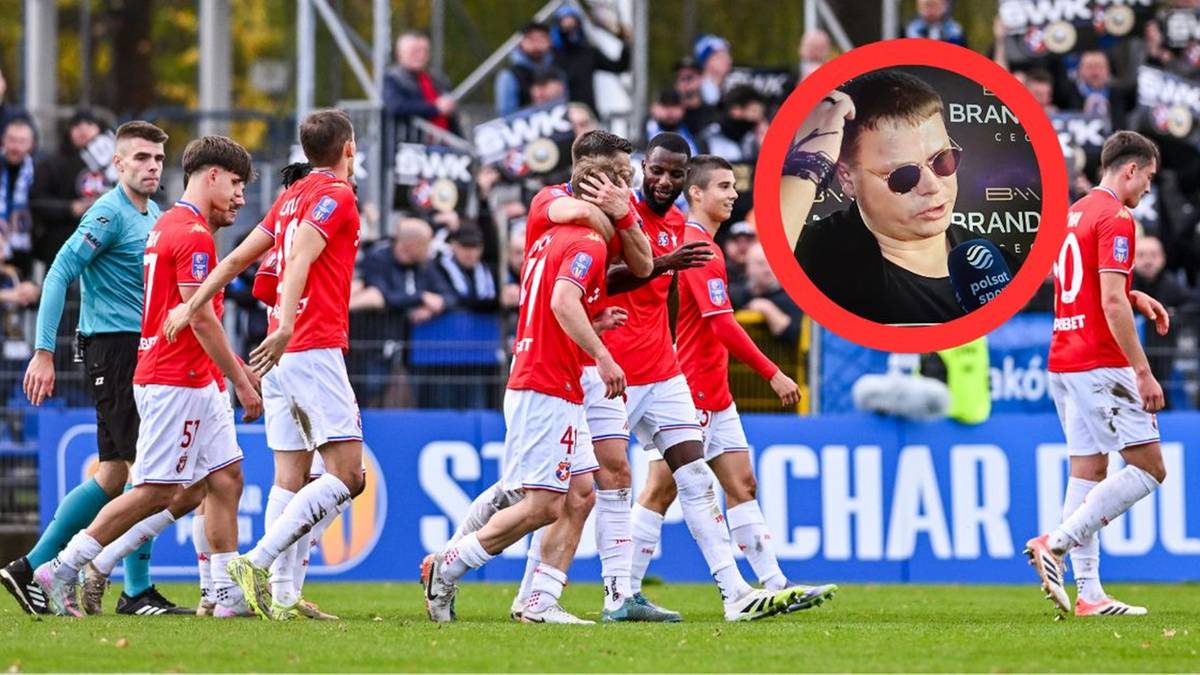 Piłkarze w czerwonych strojach idą po boisku. W prawym g&oacute;rnym rogu znajduje się zdjęcie mężczyzny w okularach.