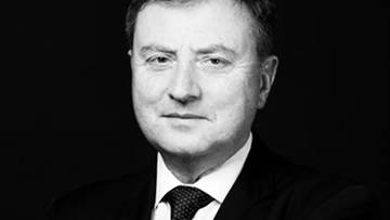 Portret Wojciecha Hanna w garniturze.