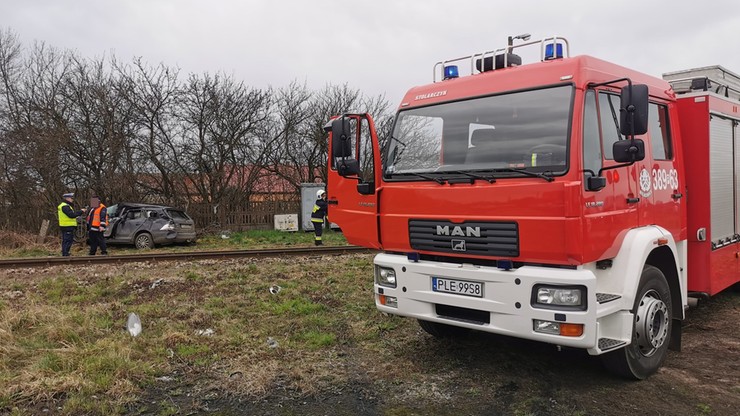 Wypadek kolejowy w Wilkowicach. Auto wjechało pod pociąg, dwie osoby ranne