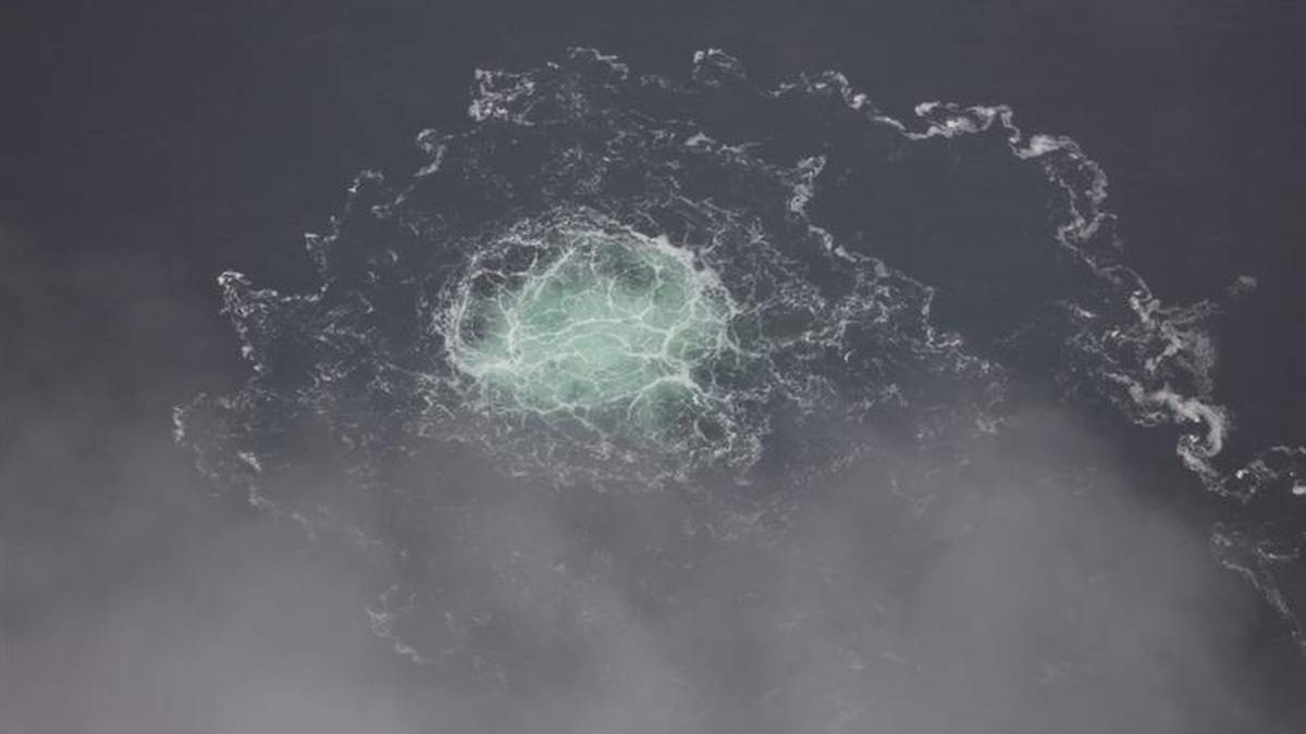 Chmura bąbelków gazu unosząca się z dna Morza Bałtyckiego, wskazująca na uszkodzenie gazociągu Nord Stream.