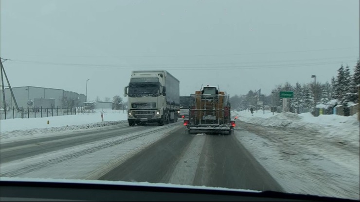 Atak Zimy: Zablokowane drogi i fatalne warunki. Wprowadzono "odśnieżanie kryzysowe"