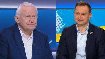 Dw&oacute;ch mężczyzn w eleganckich strojach w studiu telewizyjnym.