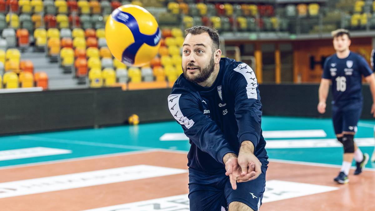 Siatkarz Luciano De Cecco przyjmuje piłkę podczas meczu.