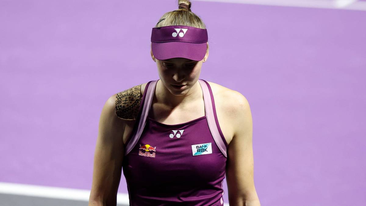 Elena Rybakina, tenisistka, w stroju sportowym z opaską na głowie, zapatrzona w dół