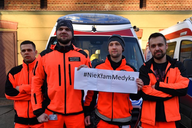 Ratownicy medyczni ze Szczecina podczas akcji #NIEKLAMMEDYKA