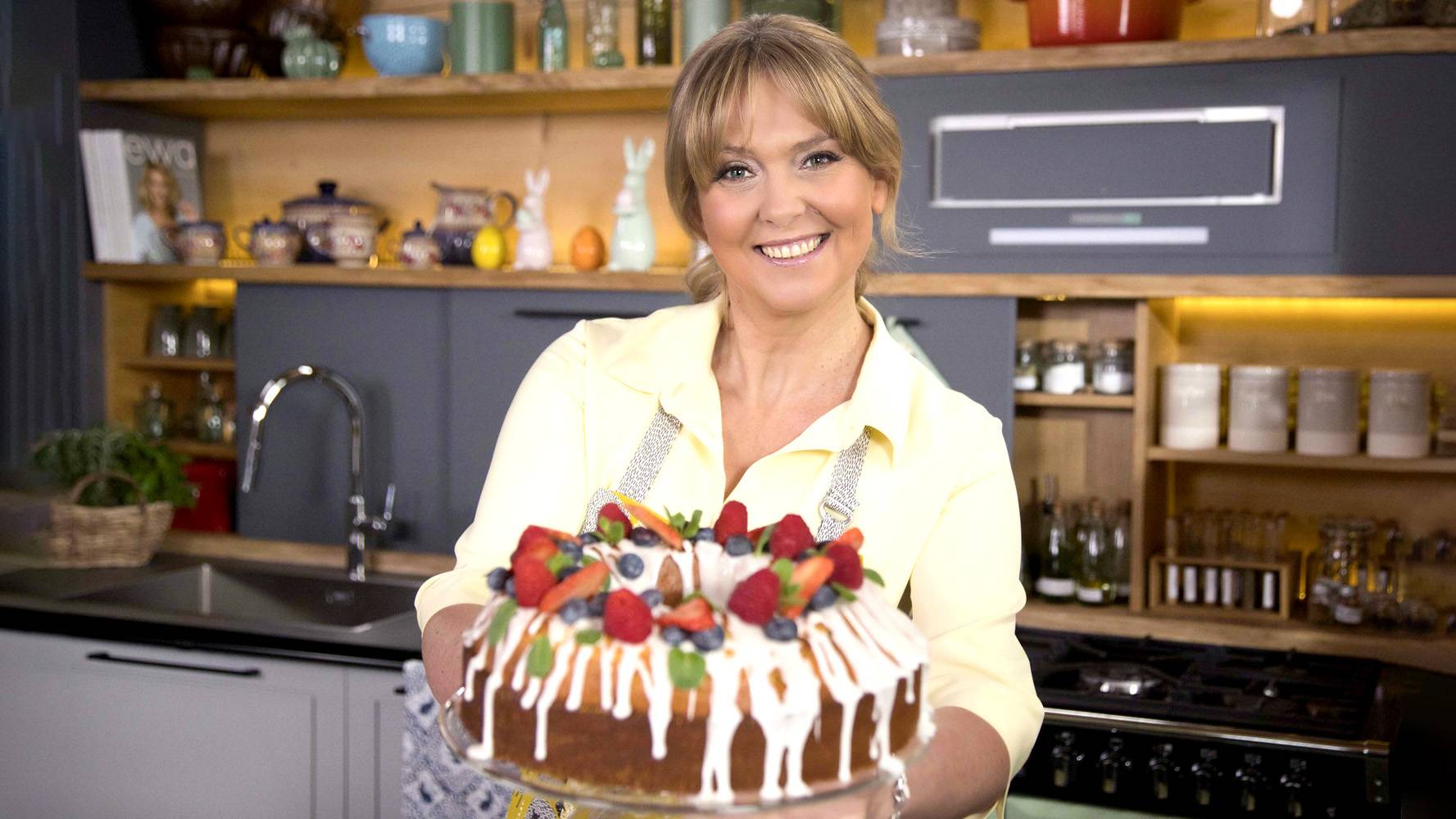 Babka z mascarpone to hit. Ewa Wachowicz robi ją z owocami - Polsat.pl