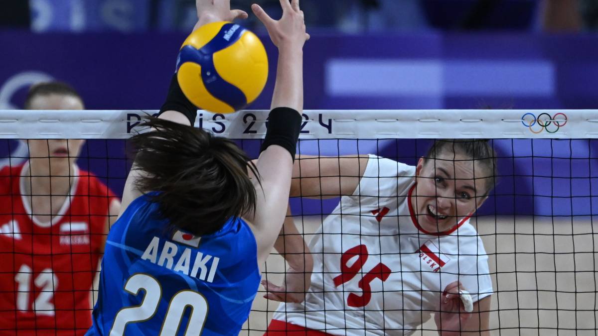 Siatkarka reprezentacji Polski w biało-czerwonym stroju z numerem 95 na plecach odbija piłkę do góry, podczas meczu siatkówki.