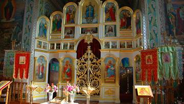 Ikonostas w cerkwi prawosławnej, bogato zdobiony złoceniami i ikonami świętych.