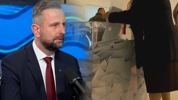 Władysław Kosiniak-Kamysz przemawia do mikrofonu, w tle urna wyborcza wypełniona kartami do głosowania.