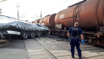 Areszt dla kierowcy tira, który wjechał pod pociąg w Świebodzinie