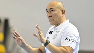 Tałant Dujszebajew, trener piłki ręcznej, gestykuluje podczas meczu lub treningu.