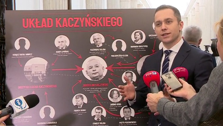Straż marszałkowska usunęła tablicę "Układ Kaczyńskiego". "Ustawiona bez zgody, trafiła do depozytu"