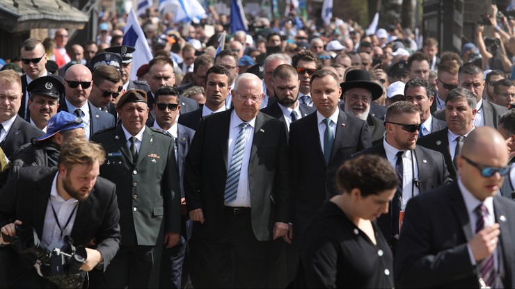 Prezydenci Polski i Izraela na Marszu Żywych. Wcześniej oddali hołd ofiarom Auschwitz