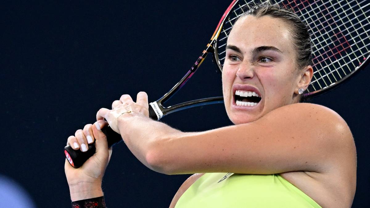 Aryna Sabalenka wykonująca uderzenie rakietą tenisową podczas meczu.