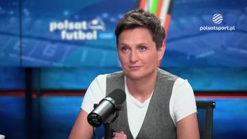 Kobieta siedzi przed mikrofonem w studiu, w tle logo Polsat Sport.