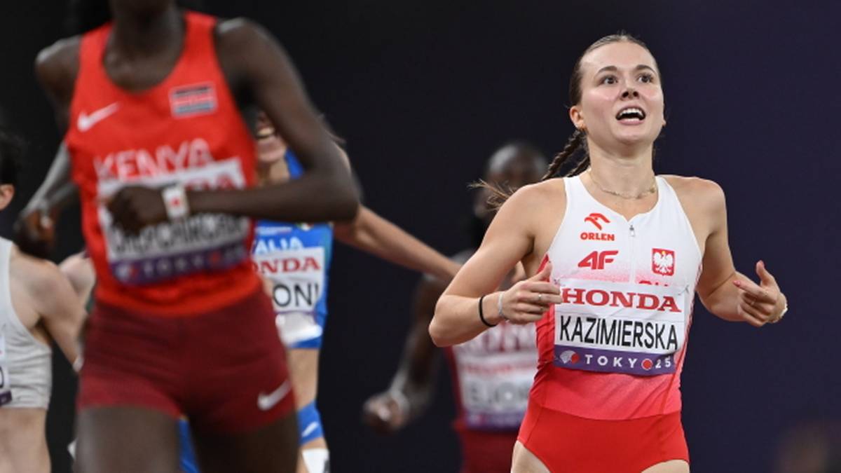 Zawodniczka z Polski, Anna KAZIMIERSKA, w stroju sportowym z polską flagą, biegnie w zawodach lekkoatletycznych.