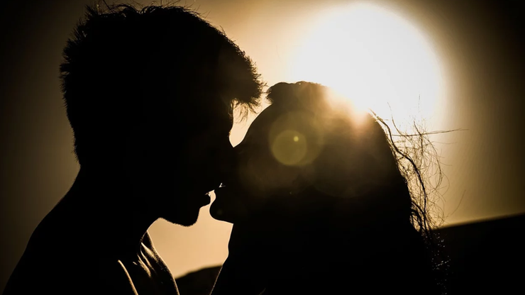 Pocałunki i seks w dobie koronawirusa. Ekspert wyjaśnia