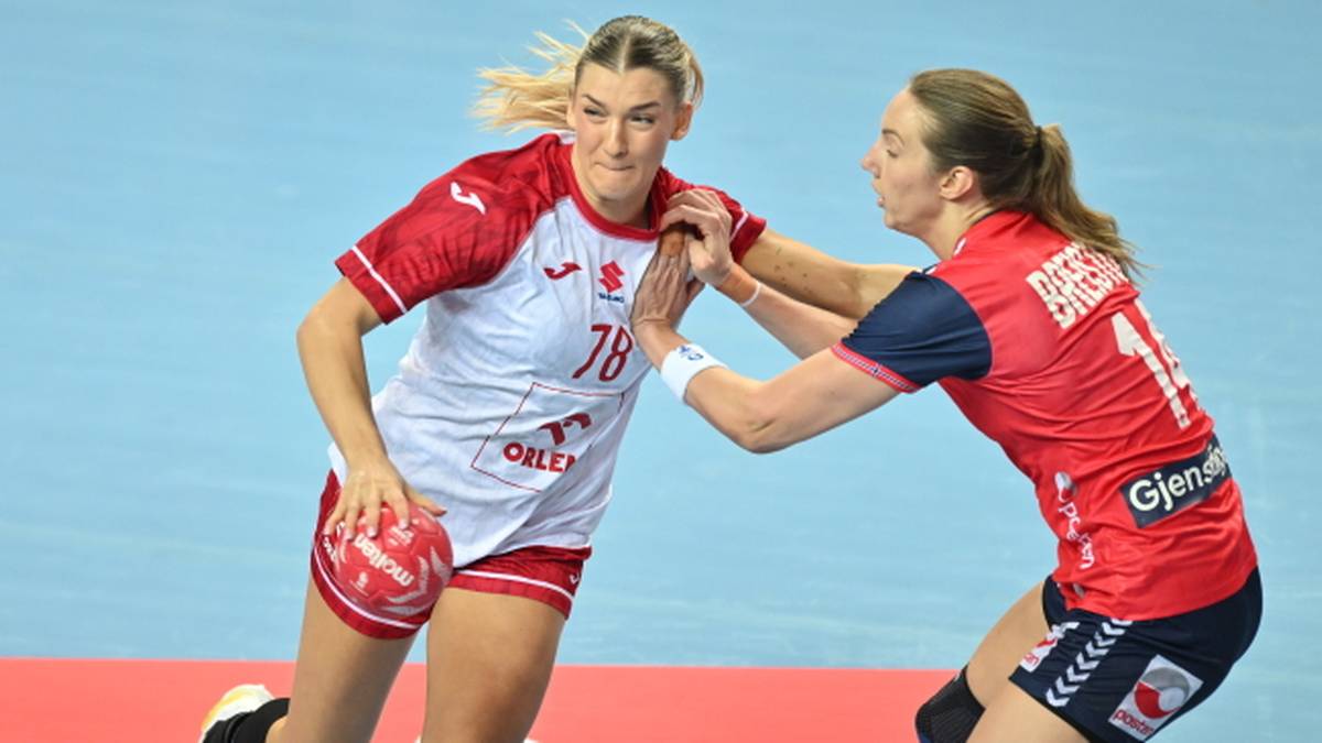 Dwie zawodniczki piłki ręcznej walczą o piłkę podczas meczu, jedna w białej koszulce z numerem 78, druga w czerwonej.
