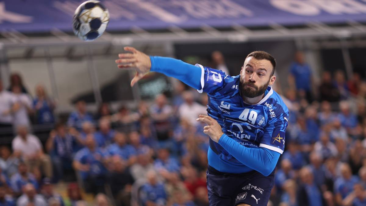 Piłkarz ręczny Orlen Wisły Płock, Mirko Alilović, podczas rzutu do bramki.