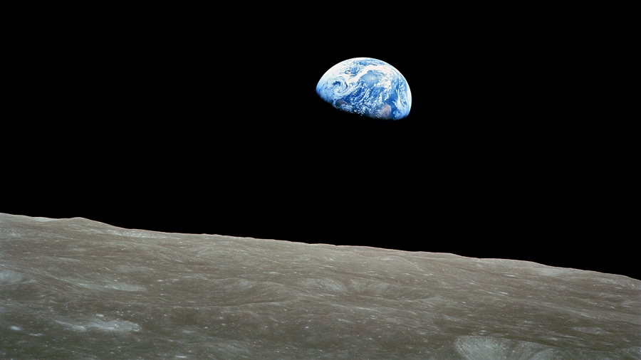 Pierwsze kolorowe zdjęcie wschodzącej Ziemi z orbity Księżyca z 24 grudnia 1968 roku. Fot. William A. Anders / NASA.