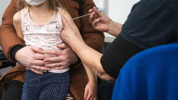 Portugalia. List lekarzy przeciwnych dalszym szczepieniom dzieci. "Nie powstrzymują Omikronu"
