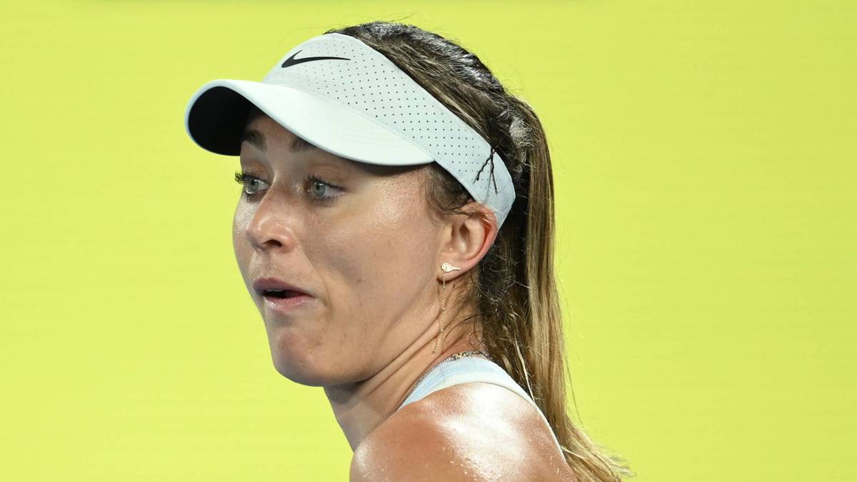 Paula Badosa, tenisistka, podczas meczu WTA w Abu Zabi, patrząca w bok z otwartymi ustami.