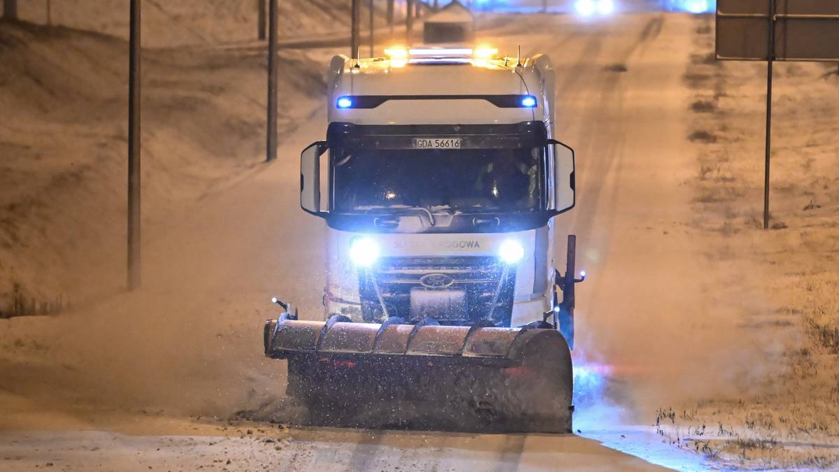 Fatalne warunki na trasie S7. Policja dostarcza kierowcom ciepłe posiłki