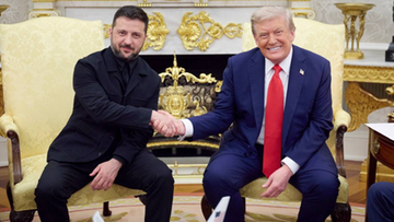 Prezydent Ukrainy Wołodymyr Zełenski i były prezydent USA Donald Trump ściskają sobie dłonie, siedząc w fotelach.