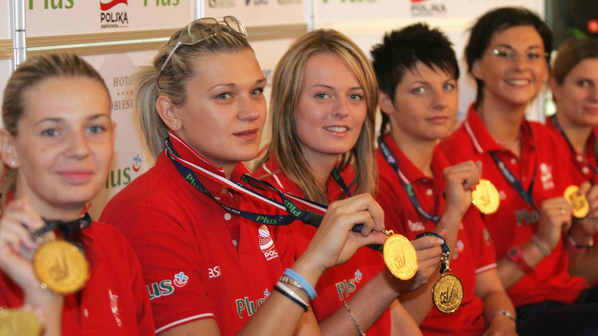 Pięć kobiet w czerwonych koszulkach z medalami na szyjach.