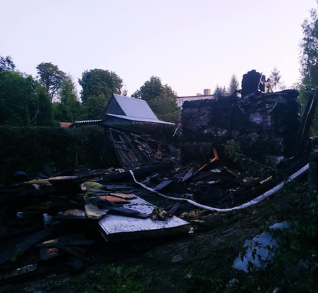 Wybuch gazu z butli i pożar w Krzeszowicach. Drewniany domek "zdmuchnięty"