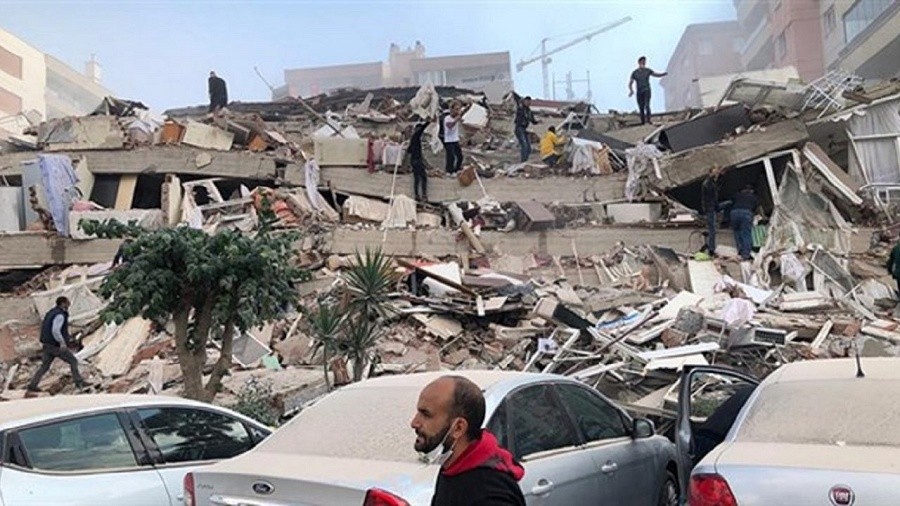 Zniszczony budynek po trzęsieniu ziemi w Turcji. Fot. Twitter.