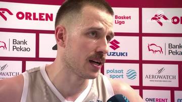 Mężczyzna w koszulce sportowej udziela wywiadu na tle logotyp&oacute;w sponsor&oacute;w.